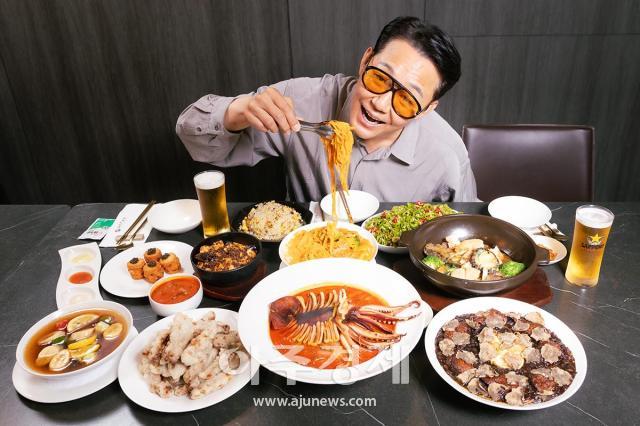 El actor Park Sung-woong visita el restaurante de cocina moderna china Mutan en Apgujeong