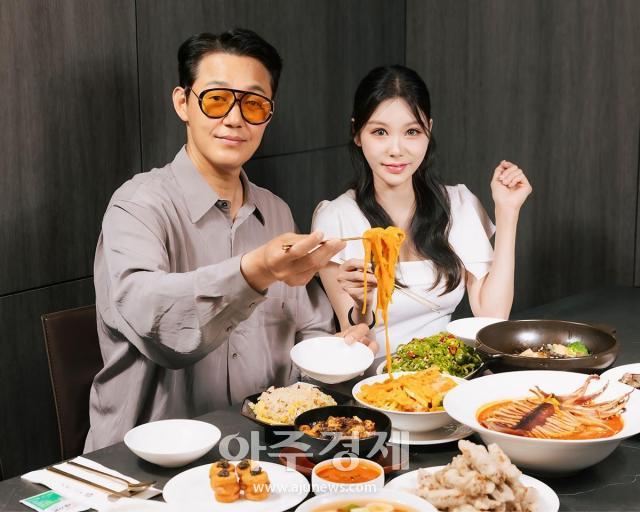 Los actores Park Sung-woong y Choi Yun-hye posan en restaurante de cocina china moderna
