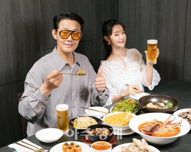 El actor Park Sung-woong y la creadora Marianne posan en el restaurante de cocina china moderna Moutan