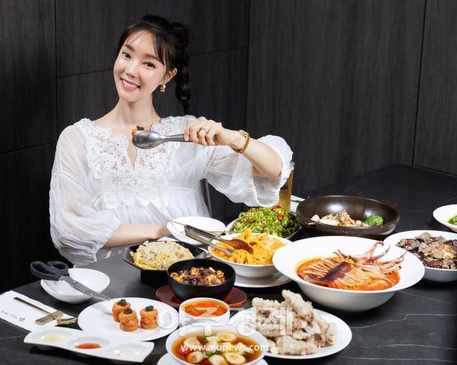 La creadora de contenido Marienne posa en el restaurante de cocina china moderna Mutan