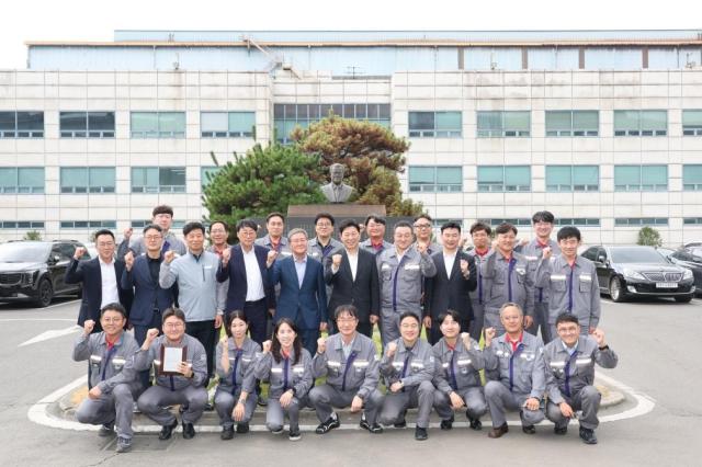 박용선 포항시장이 13일 ‘2026년도 모범납세기업’으로 선정된 ㈜에코프로비엠을 직접 찾아 모범납세기업 지정패와 표창장을 수여하고 현장 간담회를 개최했다 사진포항시