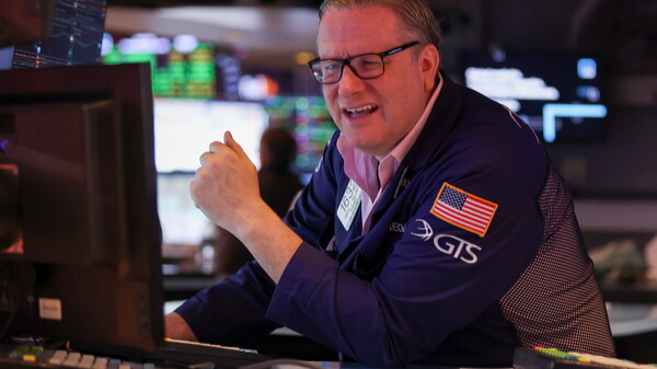 Bolsa de Nueva York cierra en máximos históricos impulsada por alivio en inflación; acciones de memoria semiconductora suben fuerte