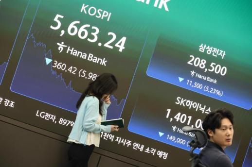 Fund inflows defy KOSPI rout, firms turn to banks