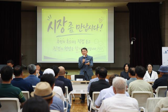 최현덕 남양주시장이 진건읍 ‘시장 좀 만납시다’에서 주민들에게 지역 현안과 시정 추진 방향을 설명하고 있다 사진남양주시