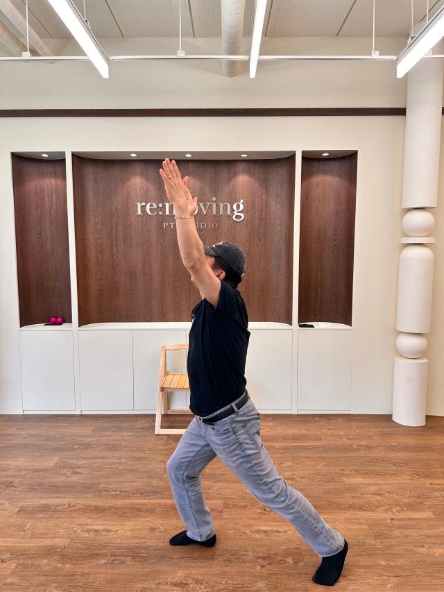 측정 결과를 바탕으로 체험자가 하체 지지와 전신 신장을 결합한 동작을 수행하고 있다 사진유대길 기자
 