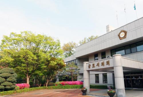 군포시의회 35년 만에 버스정류장 안내에 공식 등장