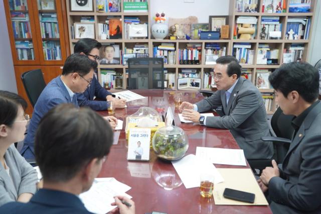 민경선 고양특례시장윗줄 오른쪽에서 두 번째이 박홍근 기획예산처 장관아랫줄 오른쪽에게 고양시 현안정책에 대해 설명하고 있다 사진고양시