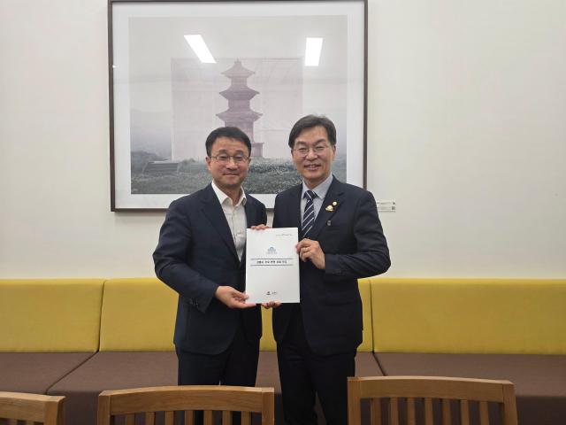 김중남 강릉시장오른쪽 한병도 더불어민주당 원내대표왼쪽 예방 주요 현안 설명 및 지원 건의 사진강릉시