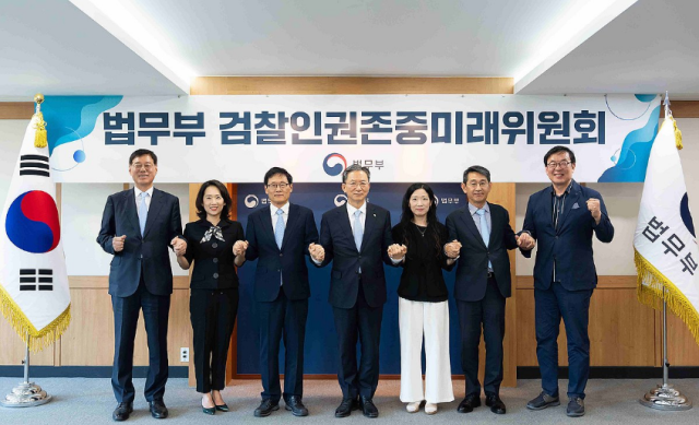 정성호 법무부 장관가운데이 정부과천청사 법무부에서 열린 검찰인권존중미래위원회 발족식에 참석해 위촉된 위원들과 기념촬영을 하고 있다 사진법무부