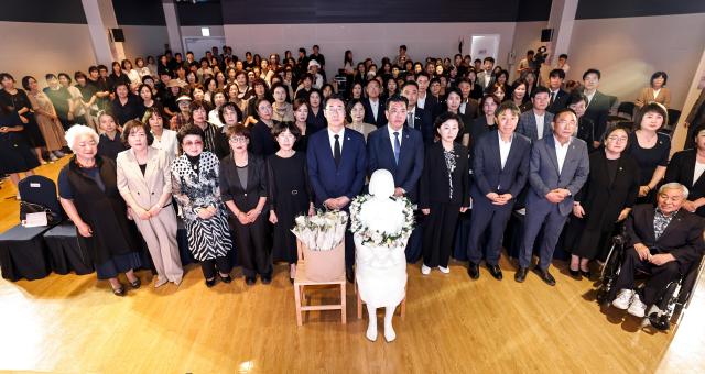 일본군 위안부 피해자 기림의 날 기념식 종료 후 참석자들이 기념촬영을 하고 있다 사진화성시