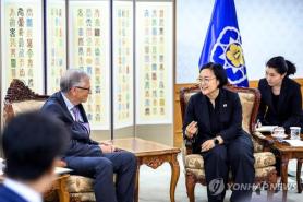 Thủ tướng Hàn Quốc gặp Bill Gates, tìm kiếm giải pháp kết hợp năng lượng tái tạo và SMR 