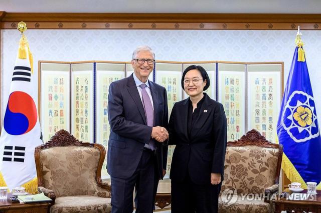 Thủ tướng Han Sung-sook bắt tay ông Bill Gates

Seoul  Yonhap News Thủ tướng Hàn Quốc Han Sung-sook bắt tay ông Bill Gates trước cuộc gặp tại Văn phòng Chính phủ ở Sejong-ro quận Jongno Seoul ngày 148 Ông Gates là đồng sáng lập Microsoft MS người sáng lập TerraPower – công ty phát triển công nghệ điện hạt nhân thế hệ mới đồng thời là Chủ tịch Quỹ Gates 1482026 
Văn phòng Thủ tướng Hàn Quốc cung cấp
