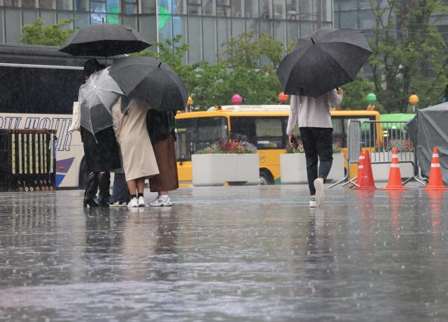光復節連休、ソウルと首都圏は曇りで湿った天気···南海岸には最大150mmの豪雨