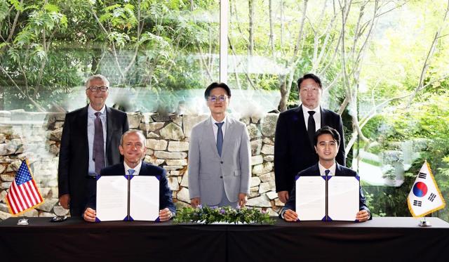 (앞 오른쪽부터)추형욱 SK이노베이션 대표이사, 크리스 르베크 테라파워 CEO가 14일 서울 종로구 선혜원에서 SMR 사업협력 주요 조건 합의서를 체결하고 (뒤 오른쪽부터) 최태원 SK그룹 회장, 김정관 산업부장관, 빌 게이츠 테라파워 이사회 의장과 함께 기념 촬영을 하고 있다. [사진=SK이노베이션]