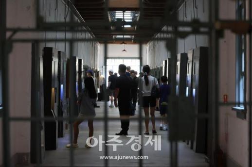 광복절 앞두고 서대문형무소 찾은 시민들