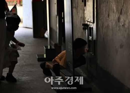 틈으로 바라보는 역사의 현장