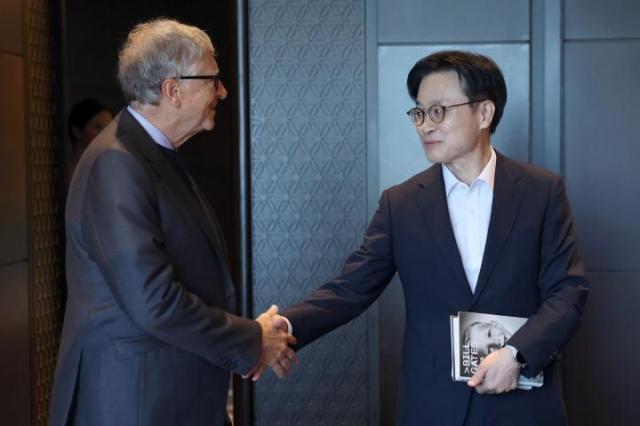 Industry Minister Kim Jung-kwan left shakes hands with TerraPower Chairman Bill Gates during their meeting in Seoul on Aug 14 2026 Courtesy of the Ministry of Trade Industry and Energy