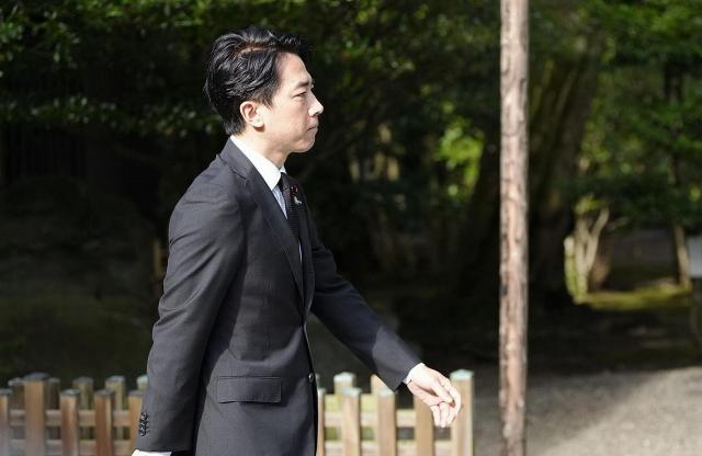 다카이치, 야스쿠니 신사 공물...日방위상·자민당 간부들 참배