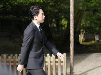다카이치, 야스쿠니 참배 대신 공물…방위상·자민당 간부는 줄줄이 참배