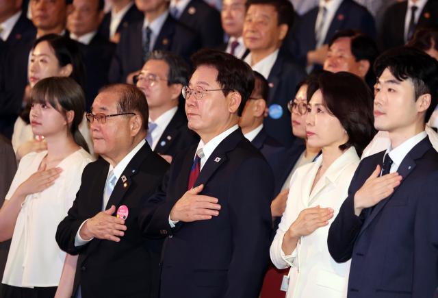 이재명 대통령과 김혜경 여사가 15일 서울 종로구 세종문화회관에서 열린 제81주년 광복절 경축식에서 국기에 경례하고 있다사진대통령실통신사진기자단