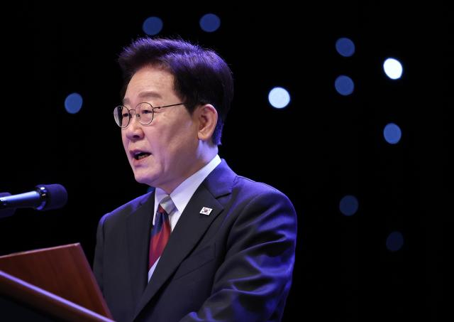 이재명 대통령이 15일 서울 종로구 세종문화회관에서 열린 제81주년 광복절 경축식에서 경축사를 하고 있다 사진연합뉴스