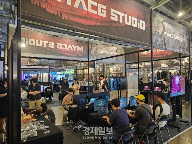 MyACG Studio가 부산 벡스코에서 개막한 부산인디커넥트페스티벌 2026BIC 26에 참가해 부스를 꾸리고 신데리아를 선보이고 있다사진선재관 기자