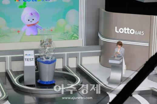 [포토] 오영실, 오늘의 로또 번호는!