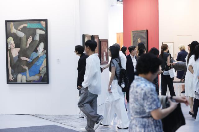 去年9月3日，在首尔江南区COEX举行的“KIAF SEOUL 2025”上，参观者正在欣赏展出的艺术作品。