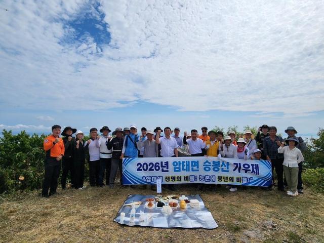 신안군 암태면면장 손태원은 관내 최고봉인 승봉산 정상해발 355m에서 가뭄 극복과 단비를 기원하는 기우제를 14일 봉행했다사진신안군