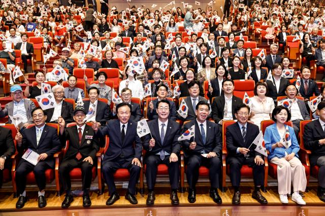정명근 화성특례시장과 윤대성 광복회 화성시지회장을 비롯한 참석자들이 제81주년 광복절 기념행사를 마친 뒤 기념촬영을 하고 있다 사진화성시