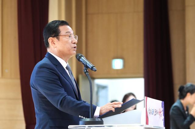 15일 시청 별관 대강당에서 개최된 제81주년 광복절 기념식에서 이현재 시장이 하남 출신 독립유공자와 선열들의 희생에 깊은 경의를 표하고 있다 사진하남시
