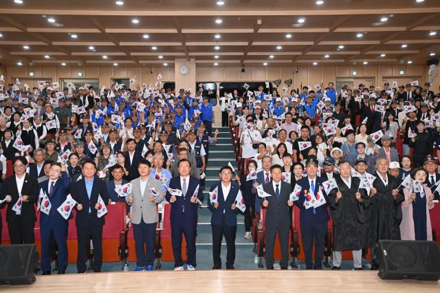 15일 제81주년 광복절 기념식에 참석한 이현재 시장을 비롯하여 독립유공자 유가족 보훈단체 시민들이 태극기를 들고 기념사진을 촬영하고 있다 사진하남시