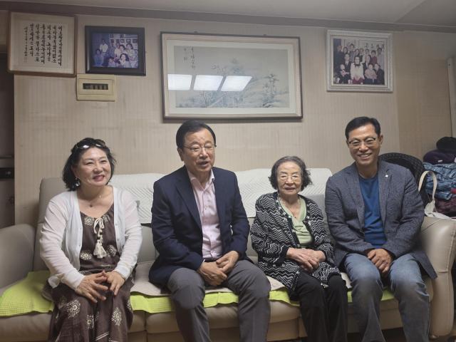 14일 이현재 시장이 관내 독립유공자 가정을 방문하여 감사와 존경의 뜻을 전하고 있다 사진하남시