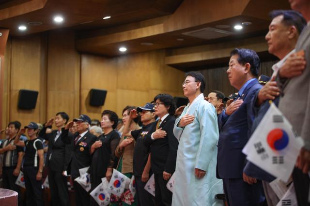 최현덕 시장이 제81주년 광복절 경축식에서 나라사랑 의식을 하고 있다 사진남양주시