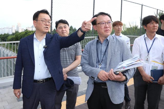민경선 고양특례시장왼쪽이 관계자들에게 철저한 대응을 당부하고 있다 사진고양시
