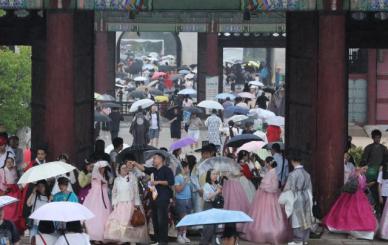 雨中景福宫 游客络绎不绝