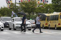 인천 쿠팡 물류센터 화재 장기화…굴삭기 투입해 건물 일부 철거