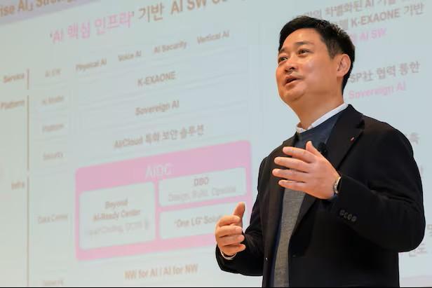 홍범식 LG유플러스 대표가 지난 3월 4일현지시간 스페인 바르셀로나에서 열린 기자간담회에서 AI 사업전략에 대해 발표하고 있다사진사진공동취재단