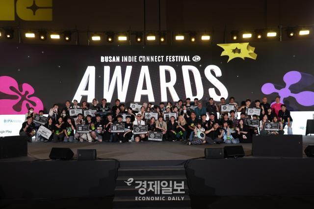폐막식에서는 국내외 다양한 작품이 수상작에 이름을 올리며 축제의 마지막을 장식했다 한국 개발팀 마이 트릭스 별무리 이세계연구소 등이 루키 부문에서 수상했고 초록우산 월상 스튜디오 반지하게임즈 등도 일반 부문에서 수상의 영예를 안았다 해외에서는 팀 유레이가 공포 게임 ‘유레이’로 루키 부문 라이징 스타상을 팀 노이어가 ‘가비지컨트리’로 그랑프리를 차지했다사진선재관 기자