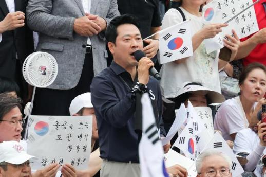 광복절 달군 개헌론…연임 포기 시 동참 vs 국민이 지킨 저지선
