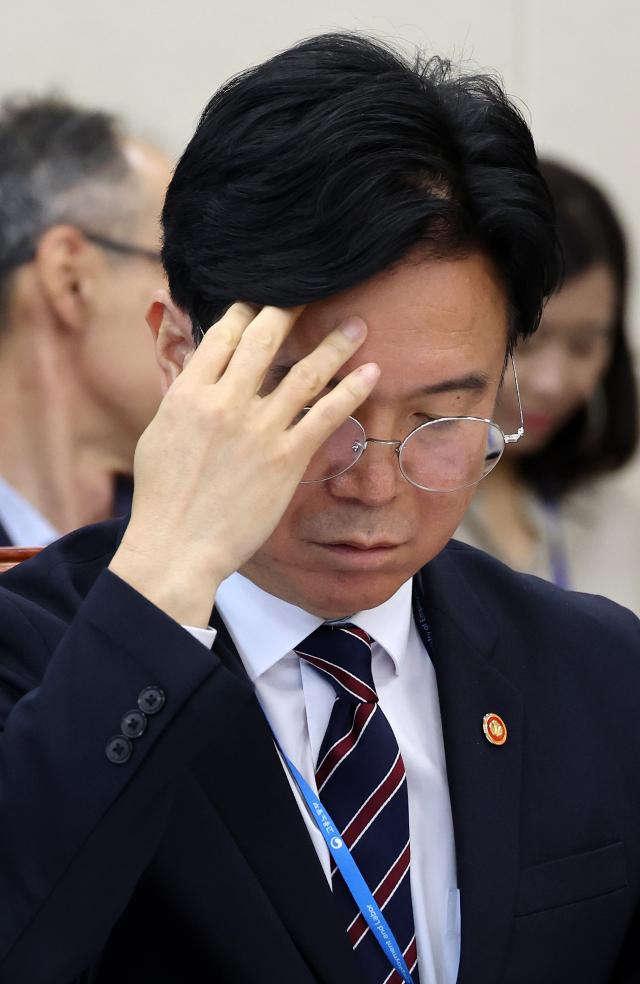 김영훈 고용노동부 장관이 12일 국회 기후에너지환경노동위원회 전체회의에서 잠시 생각에 잠겨 있다 