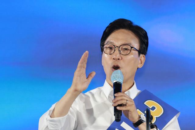 더불어민주당 김민석 당 대표 후보가 지난 16일 경기 고양시 킨텍스에서 열린 민주당 대표·최고위원 후보자 서울 합동연설회에 참석해 정견 발표하고 있다사진연합뉴스
