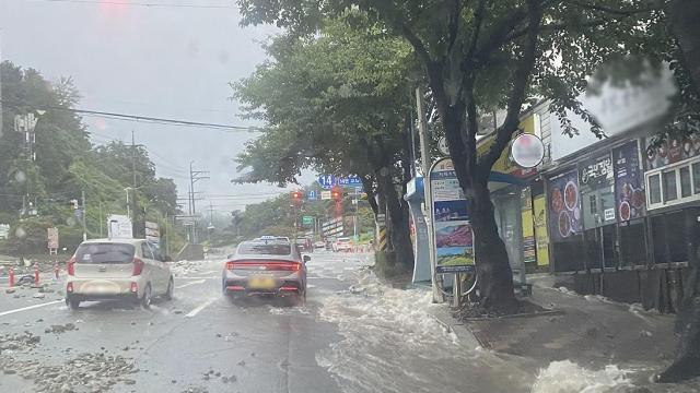 17일 오전 경남 거제시 옥포동 한 도로에 호우로 불어난 물이 흐르고 있다 사진연합뉴스