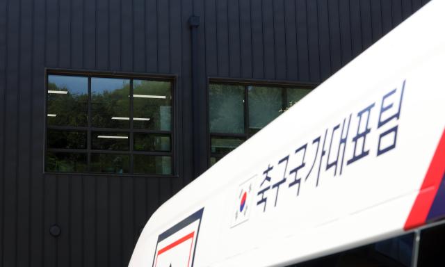 6일 경찰의 압수수색이 진행된 충남 천안시 서북구 입장면 대한축구협회 사무실 내부 조명이 켜져 있다 사진연합뉴스
