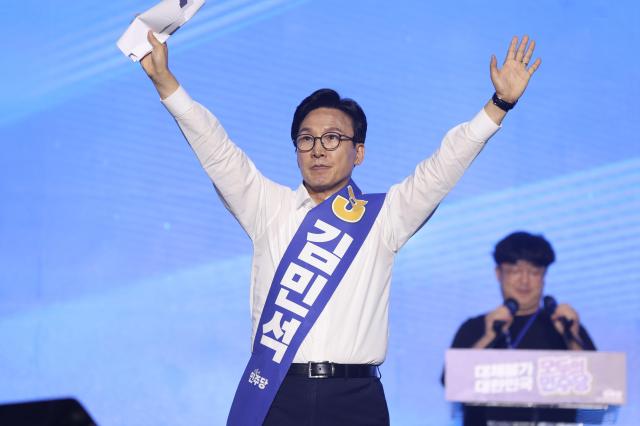 더불어민주당 당 대표에 출마한 김민석 전 국무총리가 17일 대전 컨벤션센터에서 열린 제3회 더불어민주당 정기 전국당원대회에서 연설에 나서며 당원들에게 인사하고 있다 사진연합뉴스