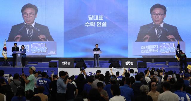 김민석  더불어민주당 신임 대표가 17일 대전 컨벤션센터에서 열린 제3회 더불어민주당 정기 전국당원대회에서 당 대표로 선출된 뒤 수락 연설을 하고 있다 사진연합뉴스