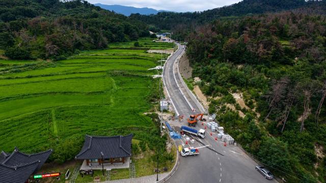 경주시가 추석 전 임시 개통을 목표로 공사를 진행 중인 ‘동국대현곡  상구 간 도시계획도로’ 현장 모습 사진경주시