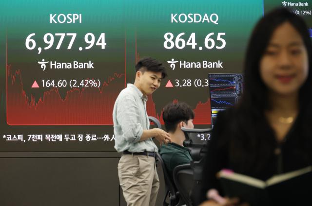 지난 14일 중구 하나은행 본점 딜링룸 전광판에 코스피 종가가 표시돼 있다 이날 코스피는 16460포인트242 오른 697794로 거래를 종료했다 코스닥은 670포인트078 오른 86807로 개장 328포인트038 오른 86465에 장을 마쳤다 원·달러 환율은 11원 내린 14183원을 기록했다 사진연합뉴스