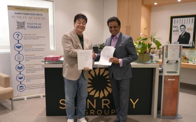 백종원 더본코리아 대표좌와 라탄 레이 굽타Rattan Ray Gupta 썬레이그룹 CEO우가 외식사업 협력을 위한 업무협약MOU을 체결 후 기념촬영을 하고 있다 사진더본코리아