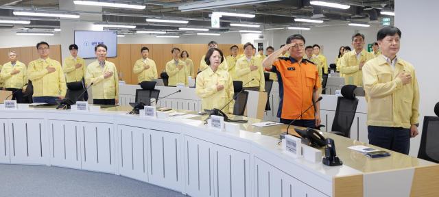 18일 오전 경기도청 전시종합상황실에서 열린 2026년 을지연습 최초 상황보고 회의에서 추미애 경기도지사 부지사 경기도소방재난본부장 등이 국민의례를 하고 있다 사진경기도